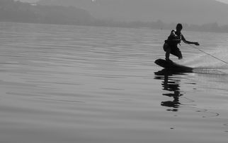 乐鱼官网-“宽板滑水：东三叉湖赛场见证新一代水上运动的崛起”